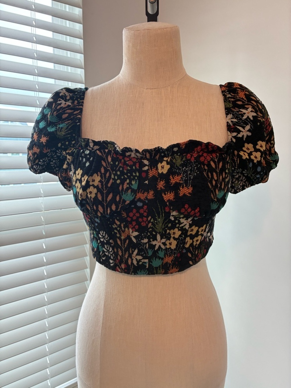 Anna Grace Boutique Women's Black Floral Corset Crop Top with Puff Sleeves